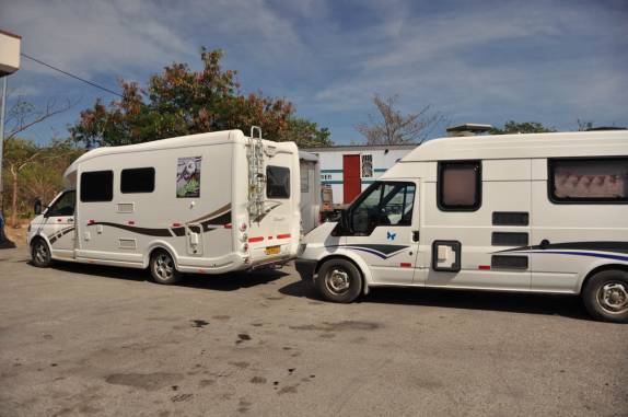 Caravana de carros holandeses na fronteira Nicarágua - Costa Rica